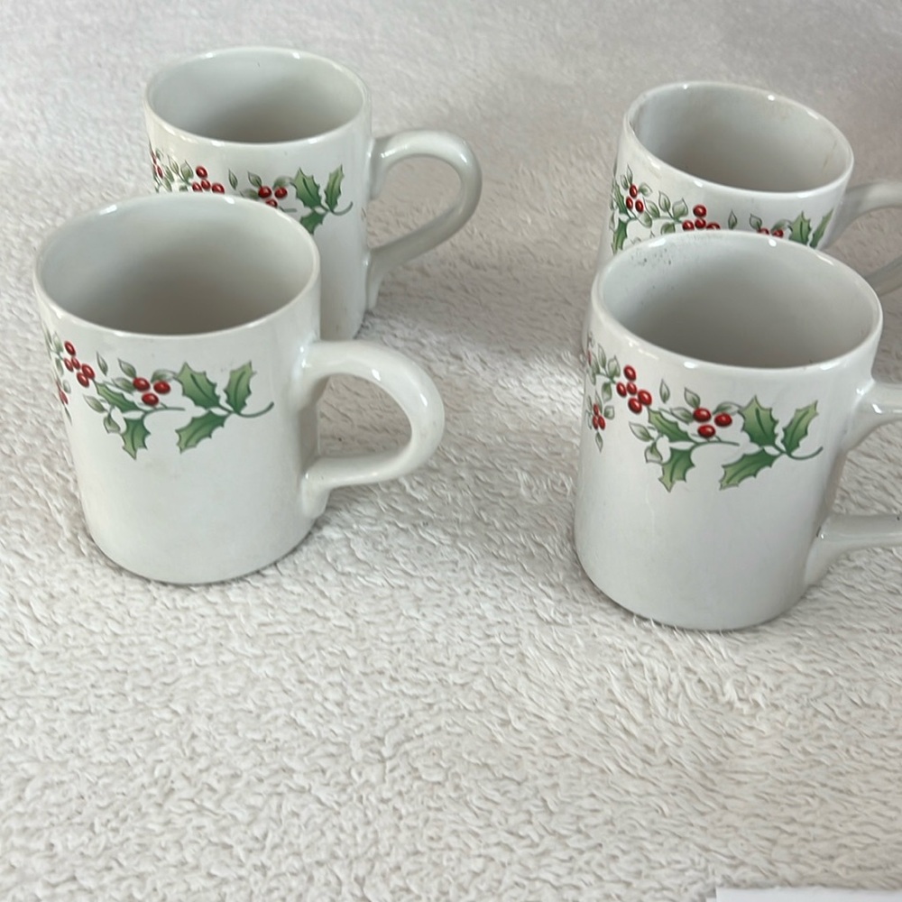 Vintage (1997) Gibson set of 4 stoneware 16oz Christmas Charm mugs